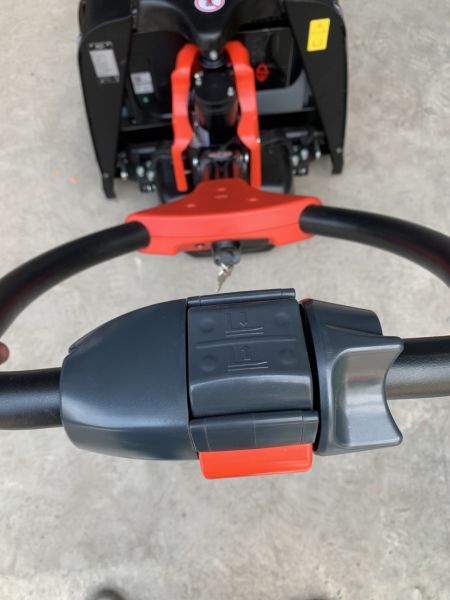 Xe nâng tay điện 1,5 tấn F4