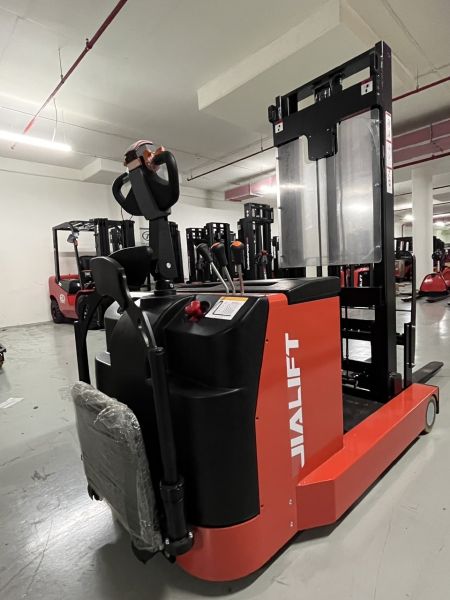 xe nâng điện đứng lái Q1530D/Q1545D