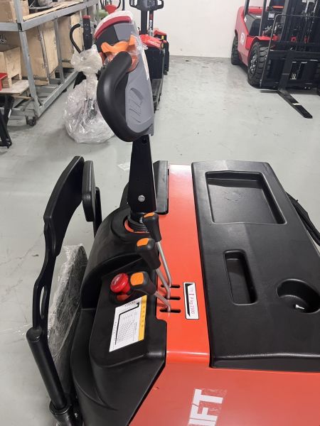 xe nâng điện đứng lái Q1530D/Q1545D
