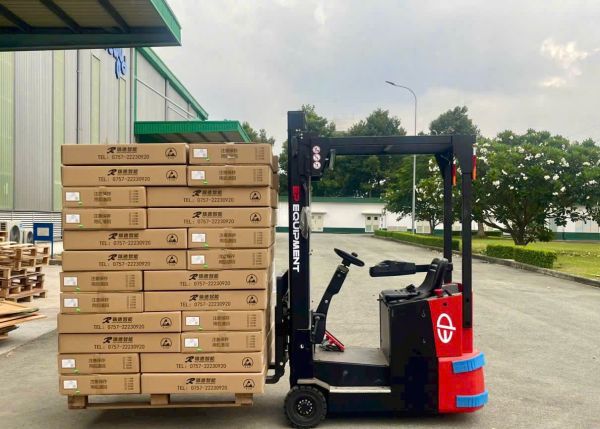 Xe nâng điện 1 tấn EFS101