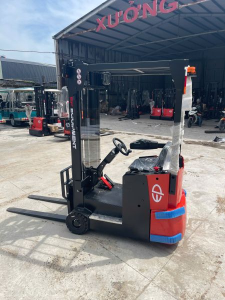 Xe nâng điện 1 tấn EFS101
