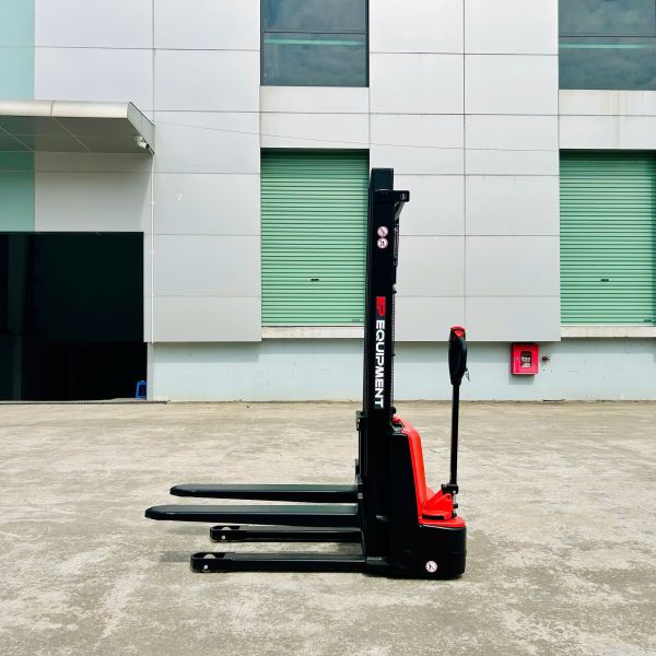 Xe Nâng Dắt Lái 1,5 Tấn EST152